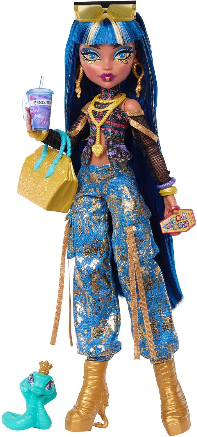 Kısa bluz ve altın rengi detaylı kot kargo pantolon giyen Monster High Cleo De Nile bebek, evcil yılanı Hissette ve salata, smoothie ve çanta gibi 7 aksesuar, JHK32